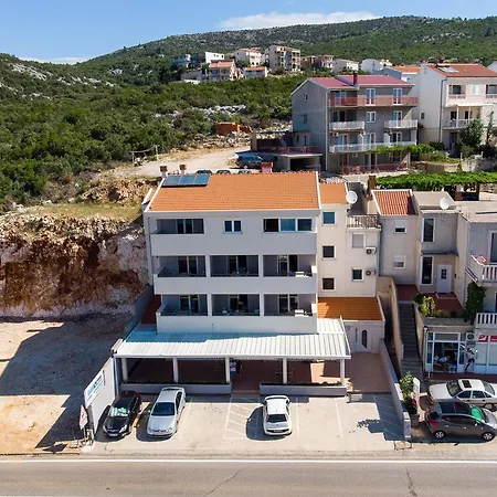 Suzana Πανσιόν 3*