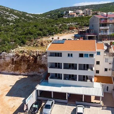 Πανσιόν Suzana 3*